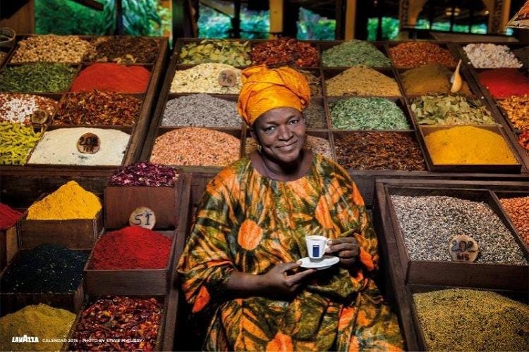 Soul Ingredients: uno degli scatti del Calendario Lavazza 2015 di Steve McCurry che ritrae Selma Mayé Ndour immersa nei colori delle spezie di un mercato senegalese. L’aroma del caffè si amalgama con i profumi delle sue spezie e degli ingredienti dell’anima